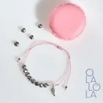 pulsera con hilo , perlas grises cultivadas y charm de ala de ángel