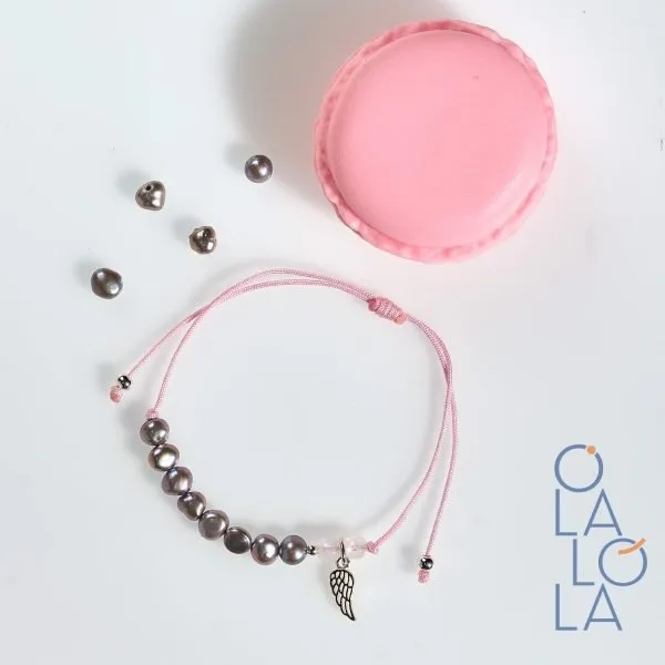 pulsera con hilo , perlas grises cultivadas y charm de ala de ángel