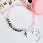 pulsera con hilo , perlas grises cultivadas y charm de ala de ángel