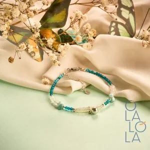 pulsera con mini llamador de ángeles de plata 925 y piedras naturales como apatita, piedra luna y larimar