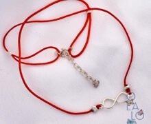 Choker hecho a mano con hilo rojo y dije infinito de plata 925. Un dije que significa eternidad.