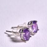 Aretes Amatista y plata 925, ideal para complementar tus look. La amatista es conocida por ser una piedra que transmite energía positiva.