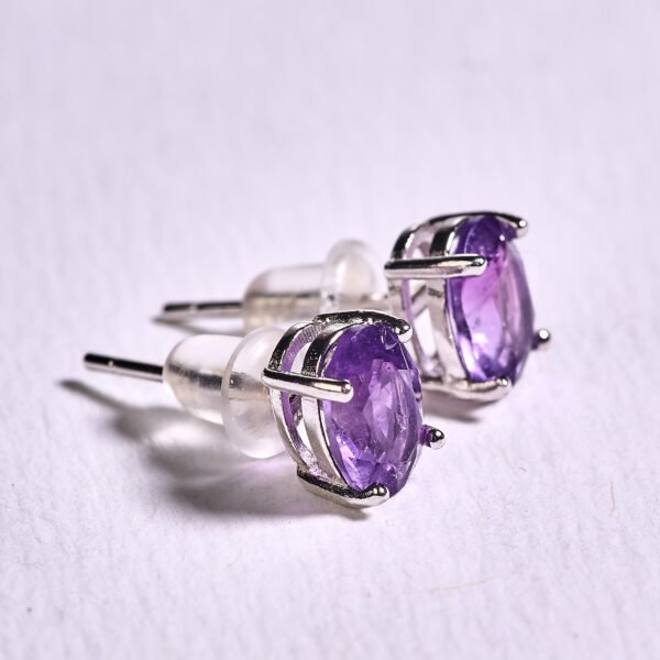 Aretes Amatista y plata 925, ideal para complementar tus look. La amatista es conocida por ser una piedra que transmite energía positiva.
