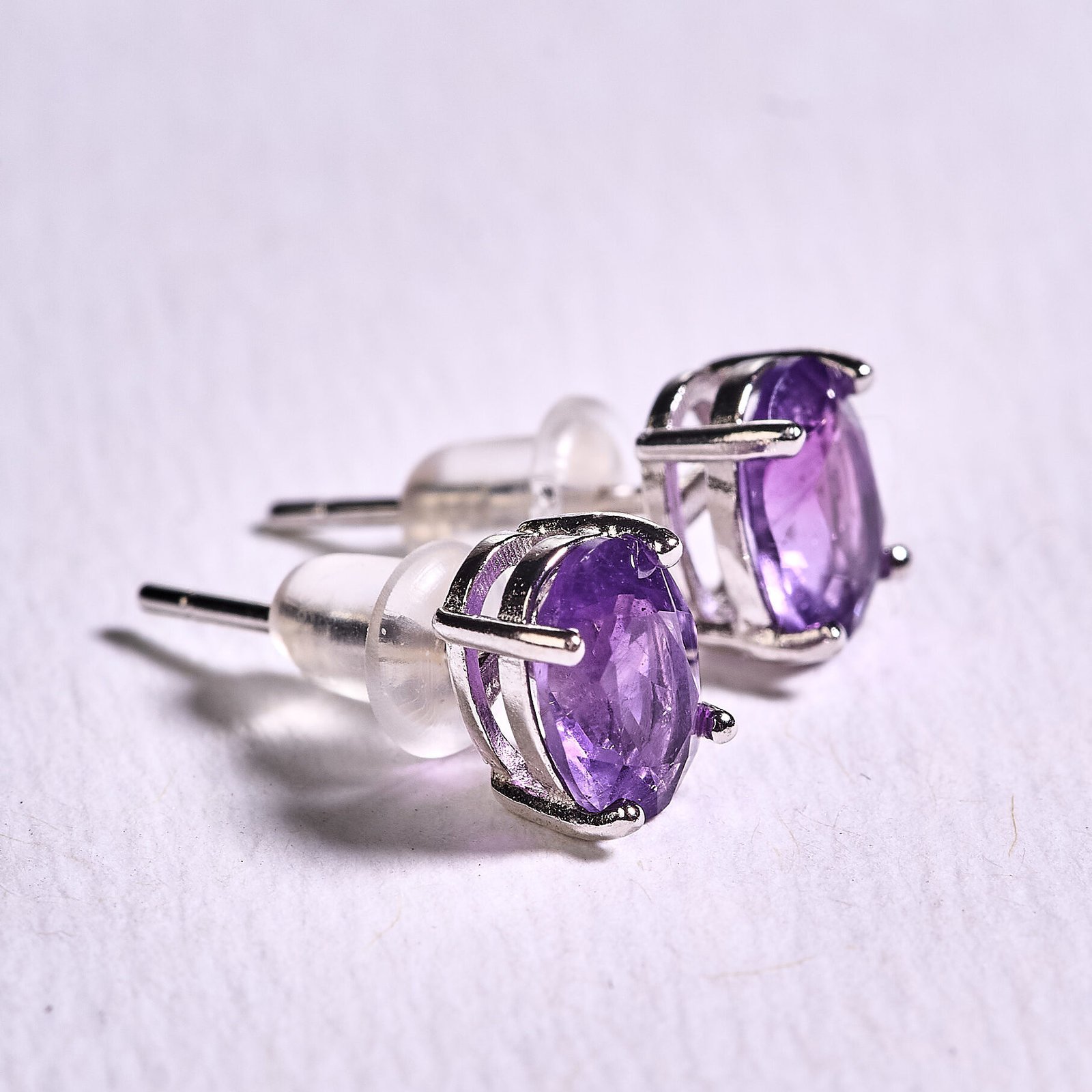Aretes Amatista y plata 925, ideal para complementar tus look. La amatista es conocida por ser una piedra que transmite energía positiva.